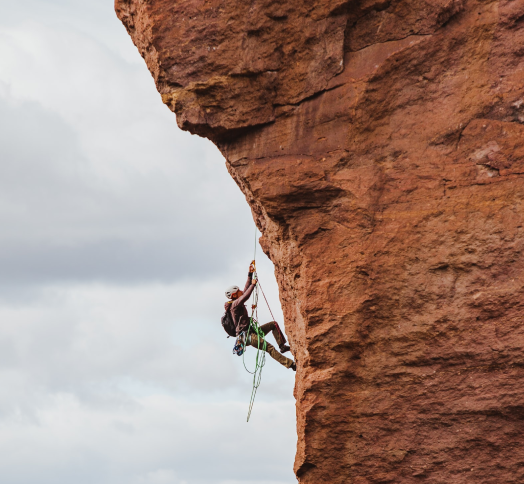 alpinista escalando montanha
