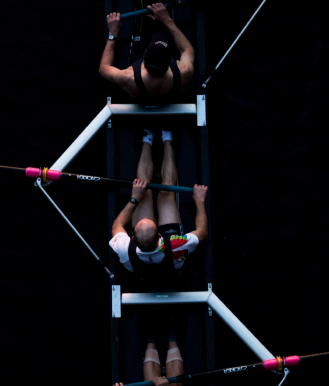 atletas de remo em um barco